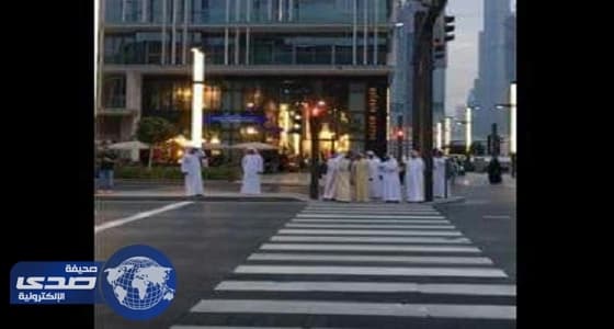 بالفيديو .. حاكم دبي ينتظر إشارة المشاة في أحد التقاطعات