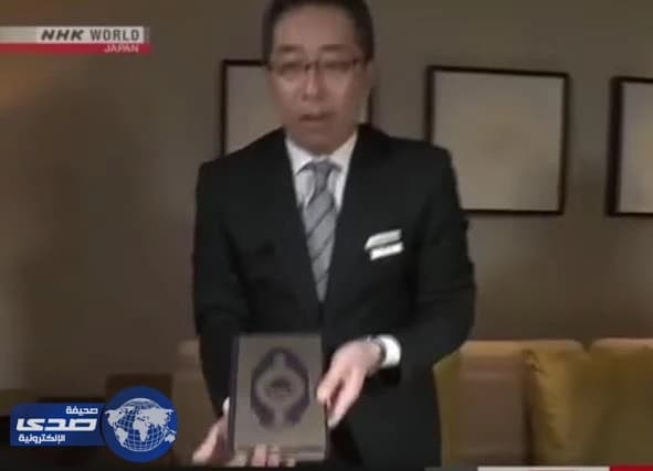 بالفيديو..اليابانيون يجهزون المصاحف وسجاجيد الصلاة ويعدون الطعام الحلال لخادم الحرمين