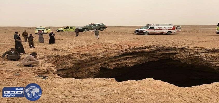 بالصور .. خسف أرضي يبتلع سيارة بالعويقيلة