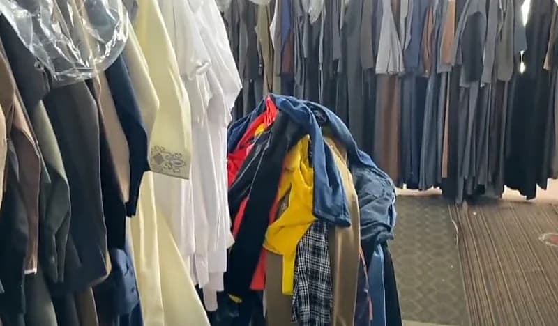 بالفيديو.. عمالة وافدة تمارس عملها خلف الملابس المستعملة وتبيع الأمراض لزبائنها