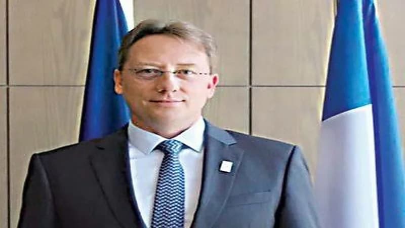 السفير الفرنسي للمسافرين الذين تلقوا جرعتين من اللقاح بالمملكة: لا حاجة لفحص PCR