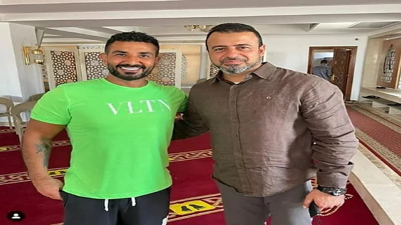 أحمد سعد يثير الجدل بظهوره بـ"وشم" في أحد المساجد