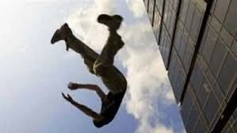 ثلاثيني يقفز من الدور الثاني للهروب من سيدات ورجال هتكوا عرضه
