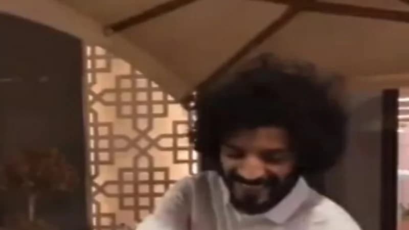 شاهد.. معجبات يقابلن يعقوب الفرحان في مجمع يووك بالرياض