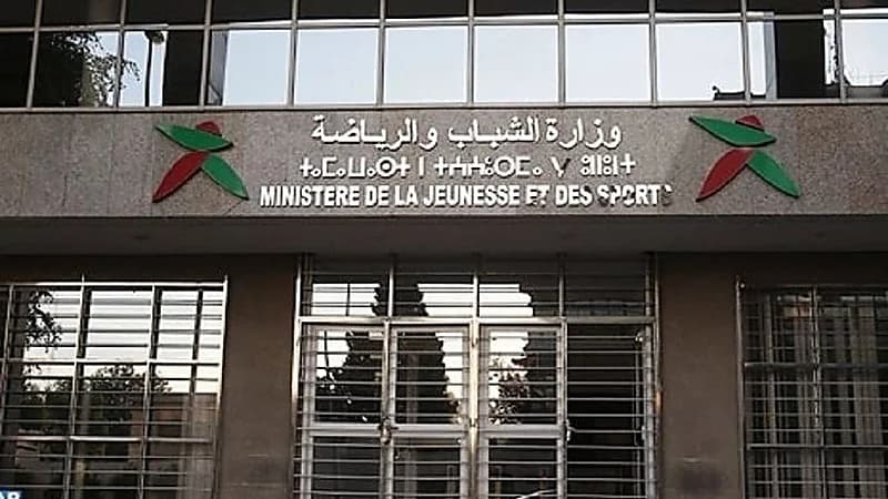 الإطاحة بمسؤولين كبار بوزارة الشباب والرياضة الجزائرية