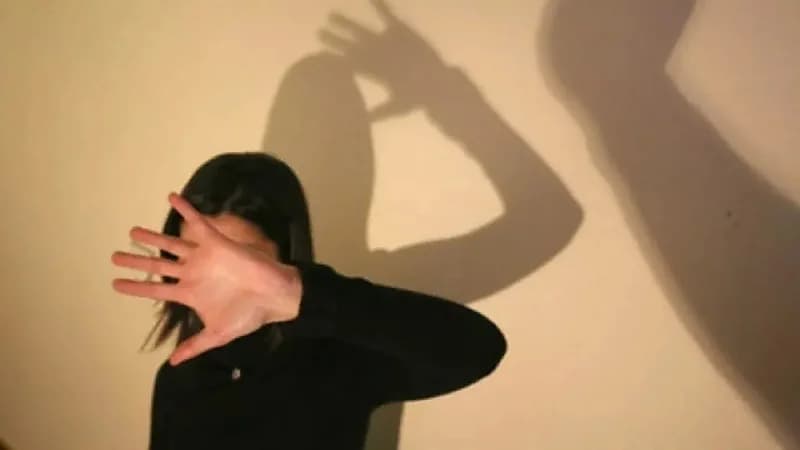 القبض على 3 شبان تناوبوا على اغتصاب فتاتين