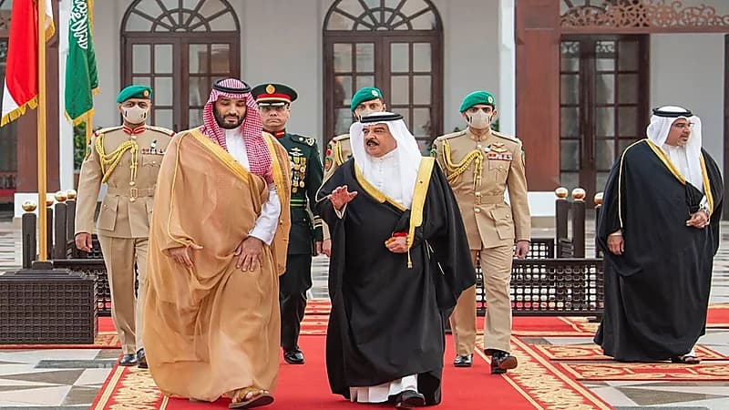 بالصور.. مراسم استقبال رسمية لولي العهد في قصر الصخير بالمنامة