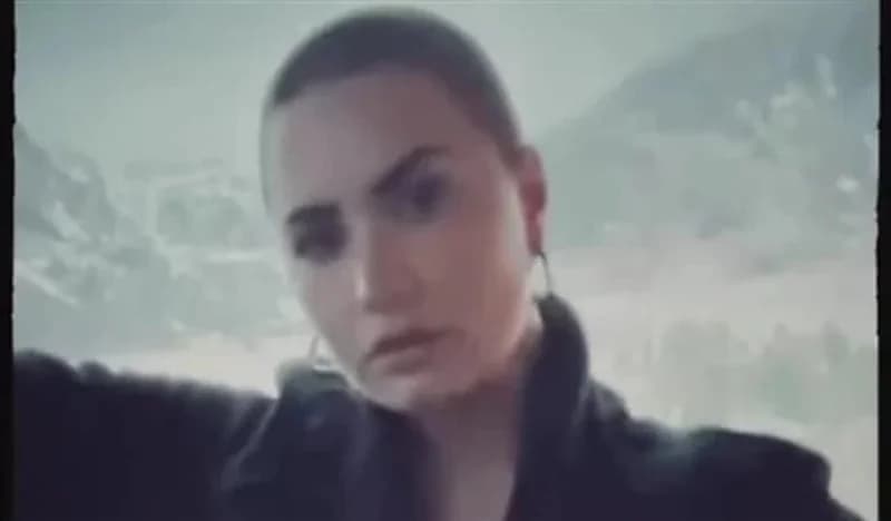 شاهد.. فنانة عالمية تصدم متابعيها بلوك جديد بعد حلق شعرها