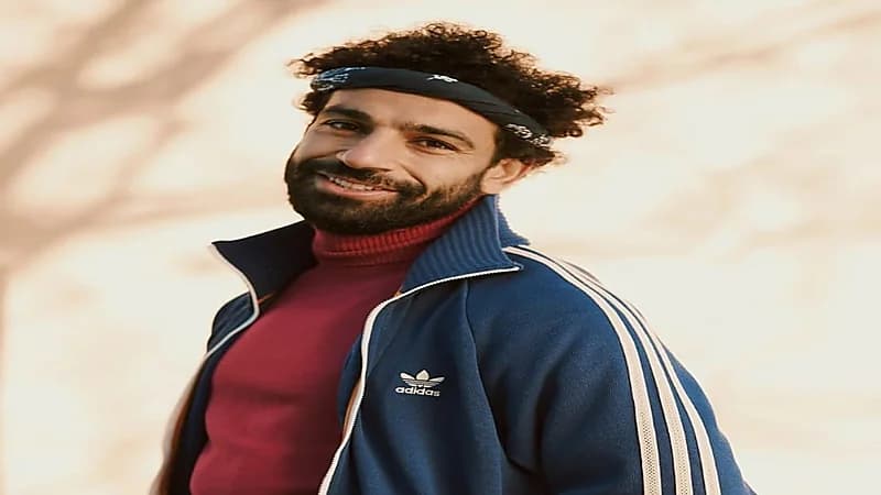 محمد صلاح يثير الجدل بإطلالة الشورت والكاب "صور"