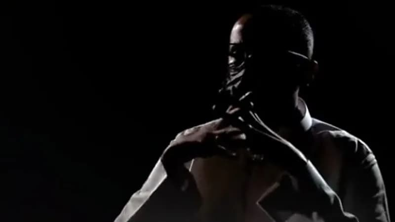 شاهد.. مسجون في قضية مخدرات يكشف ما فعله لحظة القبض عليه