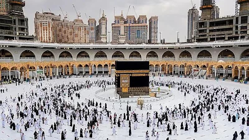 بالفيديو .. معتمر يروي قصة معتمرة عراقية تلهج بالدعاء للمملكة أثناء الطواف