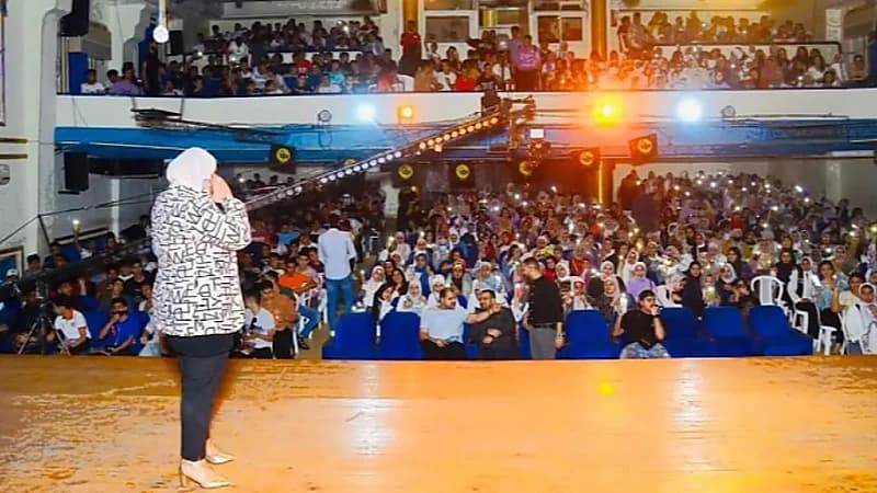 معلمة تثير الجدل بسيرها مع حراس شخصيين