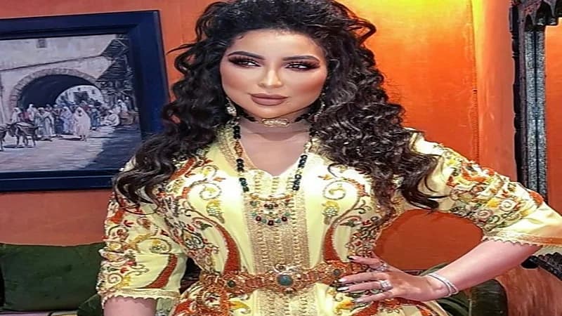 شاهد.. دنيا بطمة تخطف الأنظار بقفطان ذهبي