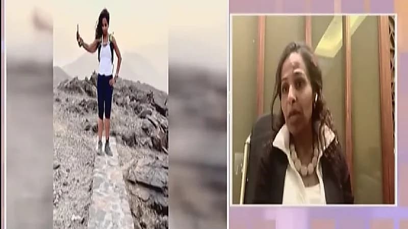 شاهد.. امرأة خمسينية تقطع الربع الخالي