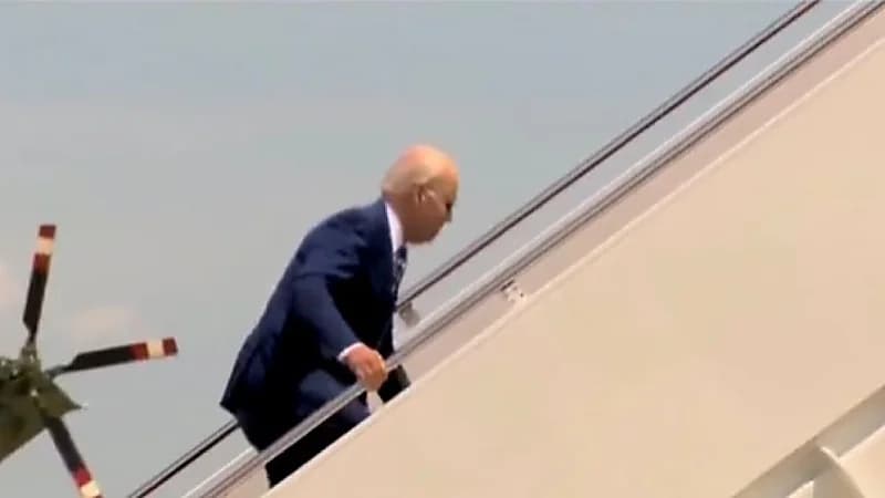 بالفيديو .. بايدن يتعرض لموقف محرج مرةً آخرى أثناء صعوده للطائرة