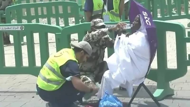 شاهد.. إسعاف حاجة أصيبت بإعياء بسبب حرارة الشمس