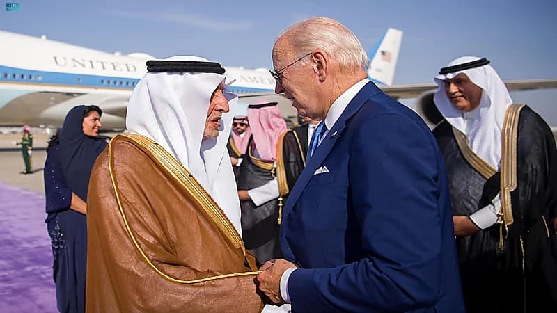 شاهد: أمير مكة يودع بايدن في مطار الملك عبدالعزيز الدولي بجدة