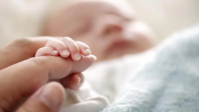 امرأة تحاول سرقة رضيع بعد إيهام زوجها بحملها