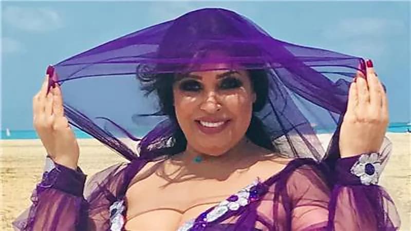 شاهد.. فيفي عبده تفاجئ جمهورها باطلالتها من الساحل الشمالي