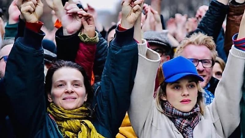 فيديو .. نجمات عالميات يقصنّ شعرهن دعماً لاحتجاجات إيران