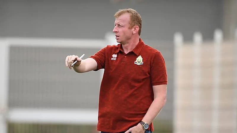 إقالة البلجيكي سفين فاندنبروك مدرب فريق أبها