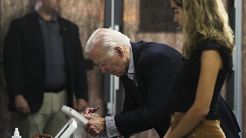 شاهد .. بايدن يخفق في تصويت انتخابات التجديد بحضور حفيدته