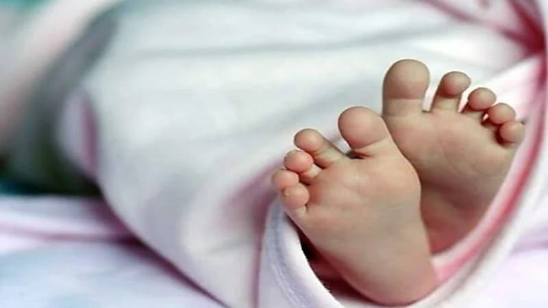 أب يضرب طفله حتى الموت