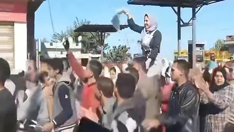 بالفيديو: بعد التشكيك فيها.. والد فتاة يفحص بكارتها لإثبات عذريتها أمام أهل قريته