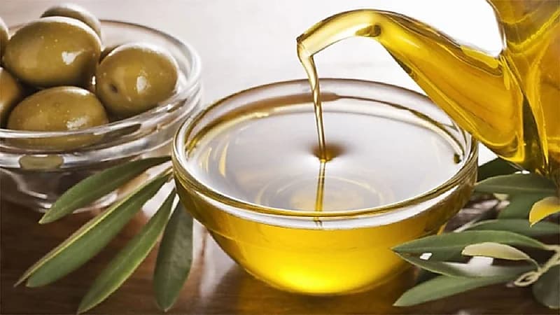 الخضيري: زيت الزيتون لا يرفع الدهون الثلاثية والكوليسترول حال تناوله باعتدال