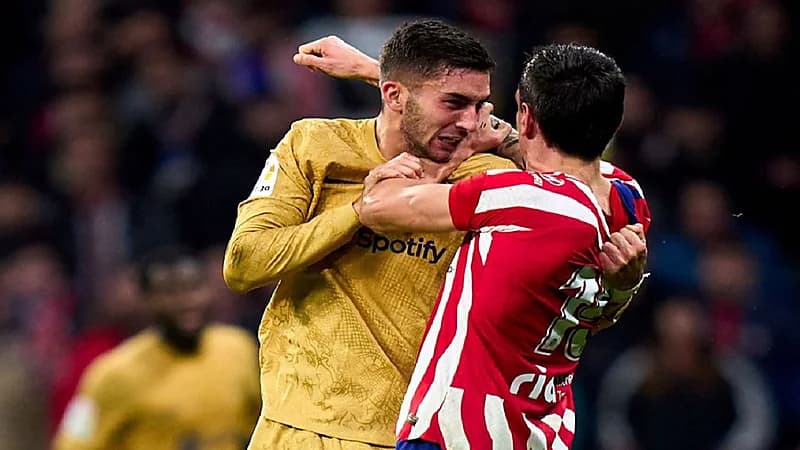 شاهد.. شجار عنيف بين لاعبي برشلونة وأتلتيكو مدريد