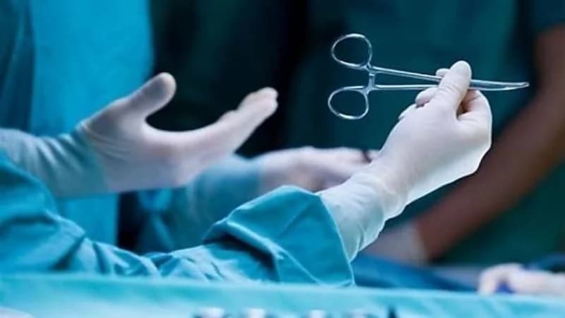 فريق طبي بالهفوف ينقذ حياة مريض بعد استئصال ورم من بطنه