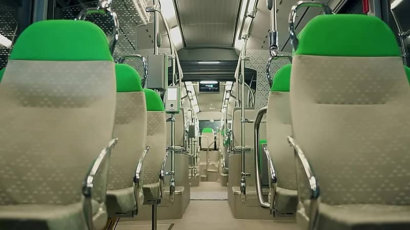 بالفيديو.. تخصيص مدربين لتعليم كبار السن كيفية استخدام التطبيقات بالحافلات الذكية