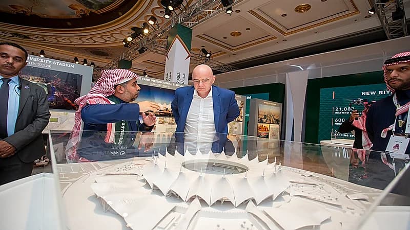 بالصور .. رئيس "فيفا" في "البيت السعودي" بالمنامة