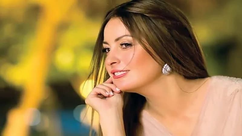 نيرمين الفقي تستعرض أنوثتها بإطلالة جذابة