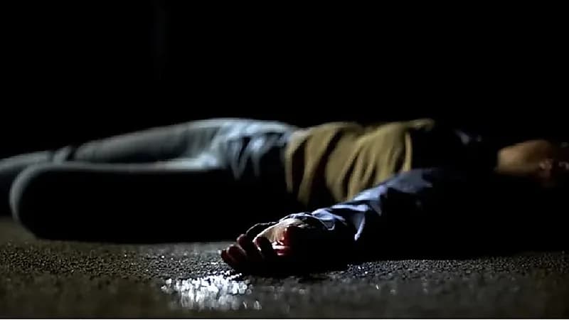 طالب جامعي يقتل والده بماسورة حديد أثناء نوبة غضب