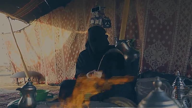 بالفيديو.. مواطنة تعتزل المدينة وتعيش في صحراء القصيم وسط أغنامها