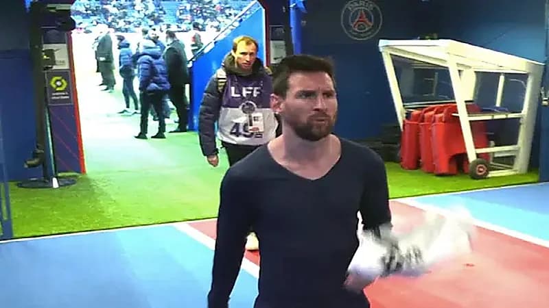 ميسي يرفض تحية جماهير باريس سان جيرمان