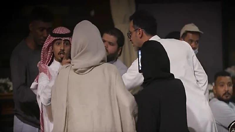 فيديو..موقف بطولي لشباب تجاه شخص صور فتاتين داخل مطعم