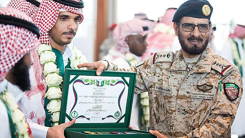 بالفيديو.. التحالف يكرم الأسرى السعوديين الذين عادوا إلى الرياض