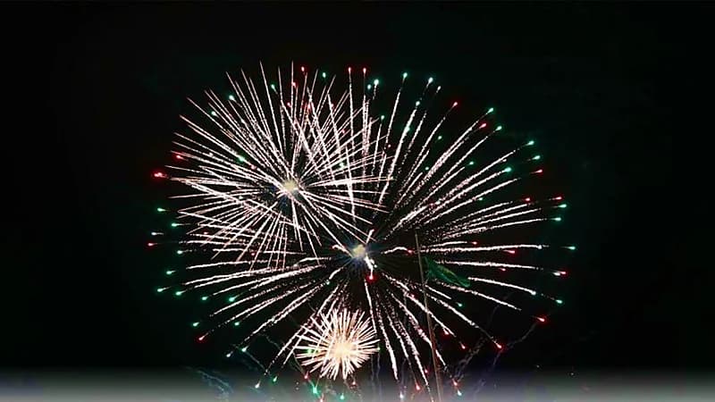 بلدية الحريق تختتم فعاليات عيد الفطر بالألعاب النارية