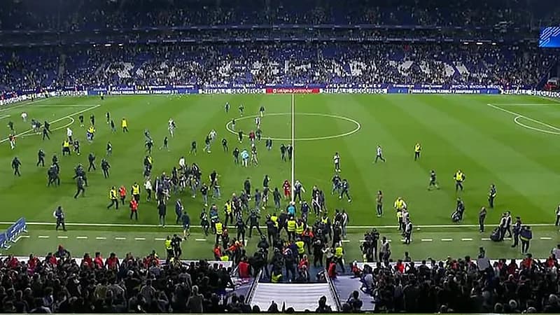 شاهد.. اشتباكات بين جماهير إسبانيول ولاعبين برشلونة