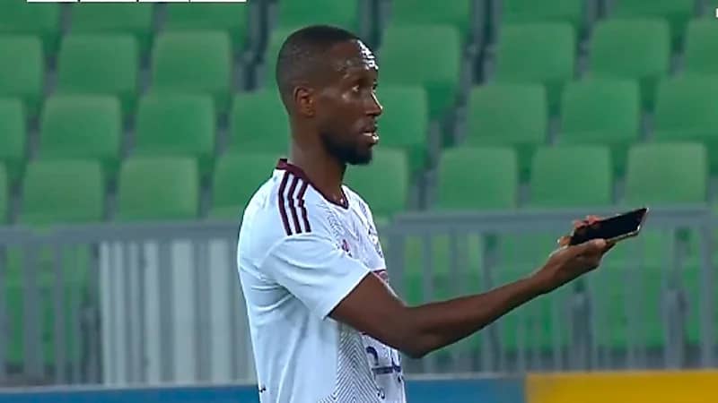 لاعب الفيصلي يجد هاتف ضائع في أرضية الملعب .. فيديو