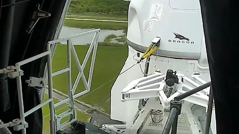 لحظة انفصال الذراع عن صاروخ "فالكون 9" استعدادا للانطلاق نحو الفضاء