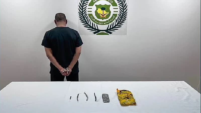 ضبط مواطن بحوزته أسلحة وذخيرة لترويجه المخدرات في تبوك