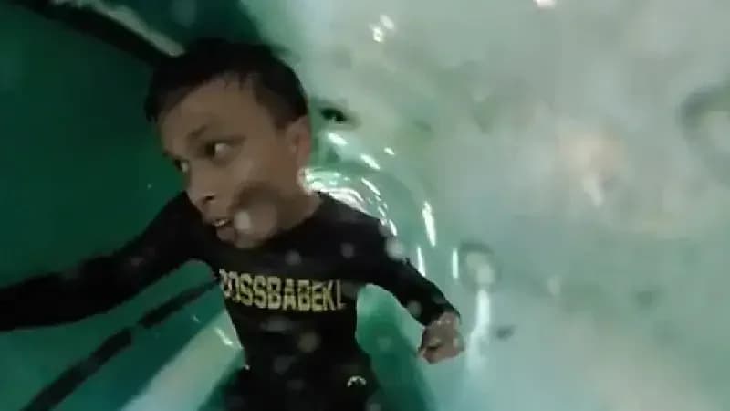 تيك توكر يعلق داخل زلاجة مائية في مشهد يحبس الأنفاس - فيديو