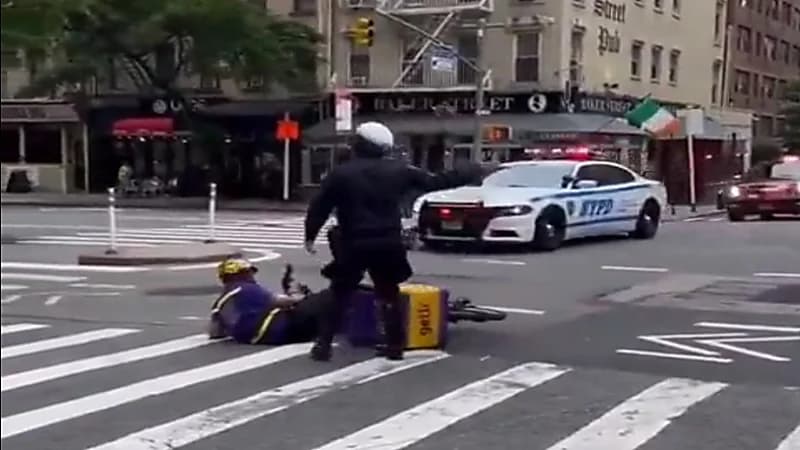 شرطي يعتدي على عامل توصيل أثناء موكب بايدن.. فيديو