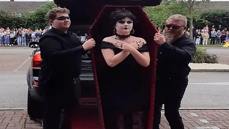 طالبة تحضر حفل تخرجها داخل نعش.. صور