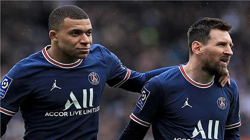 سحب لقب سفير السياحة من ميسي لأجل مبابي