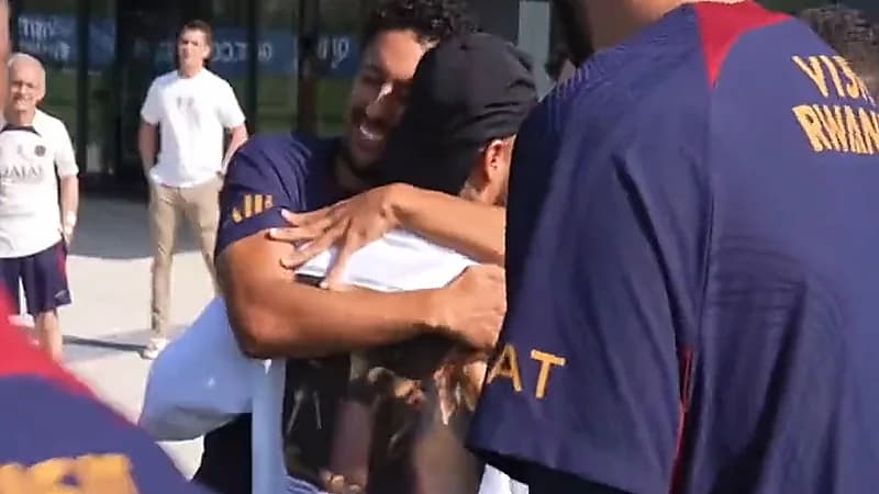 أشرف حكيمي يُعلم نيمار تحية "السلام عليكم" .. فيديو