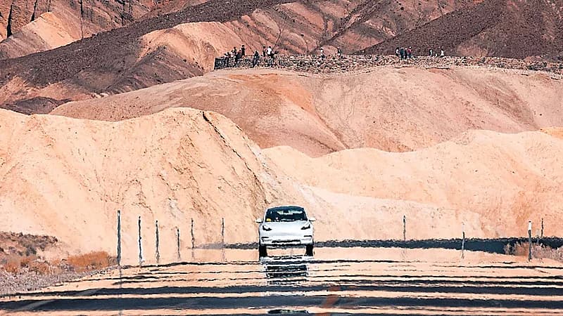 دراسة توضح مدى تأثير بطاريات السيارات الكهربائية بالأجواء الحارة